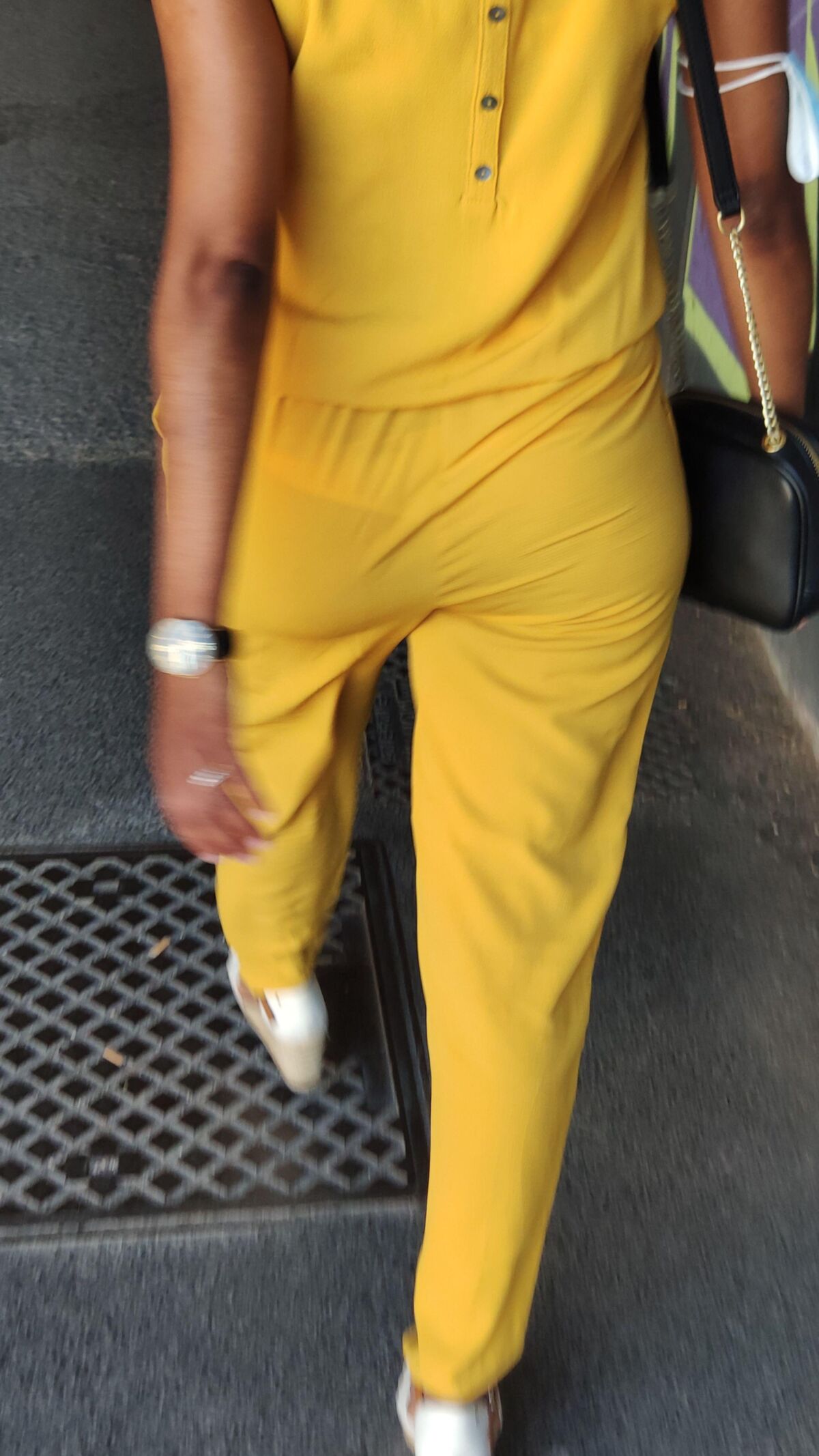 Cumslut esposa en ver a través de montura pública, cadena blanca