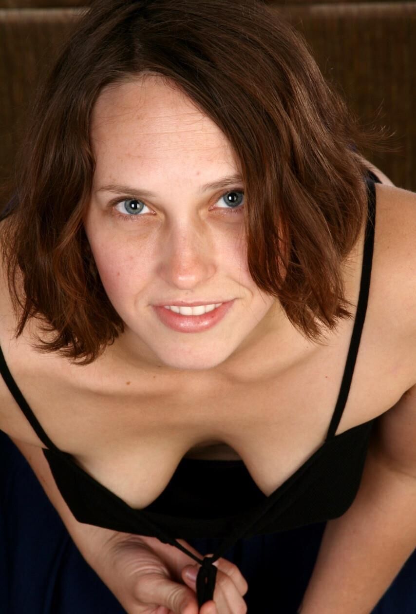 Moreta de color húmedo peludo Milf con bonitas tetas dalia