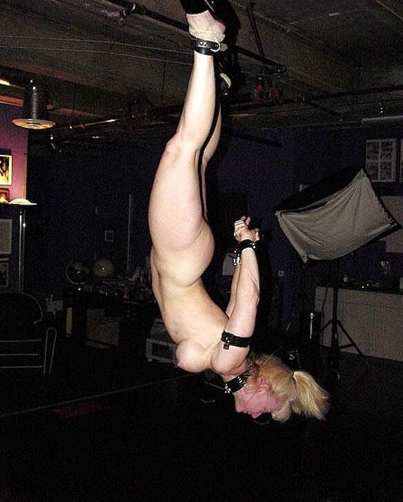頭を与える熟女がぶらぶらしています