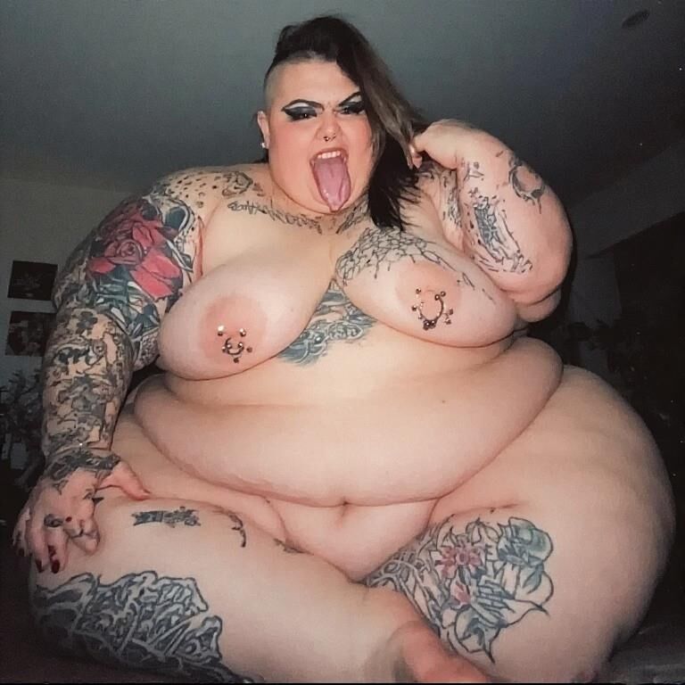 KI -Kreationen (ich habe ein wenig geholfen) BBW Punks und Piercings