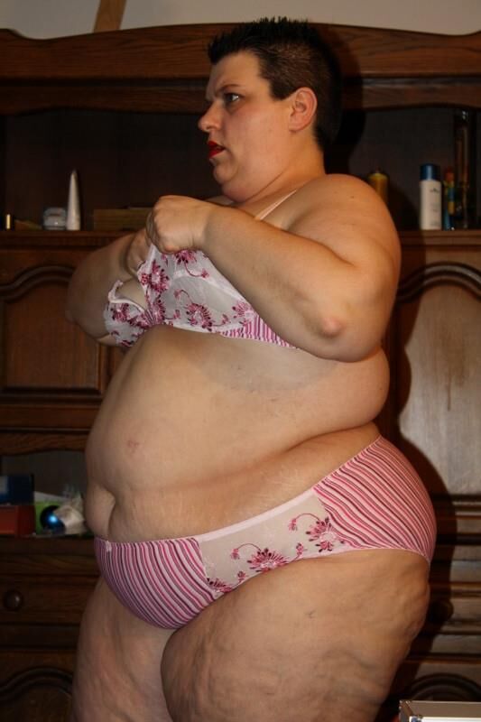 Housewife de SSBBW Fat and Pretty German en lencería