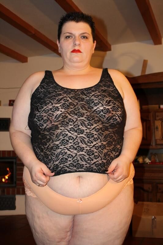 Housewife de SSBBW Fat and Pretty German en lencería