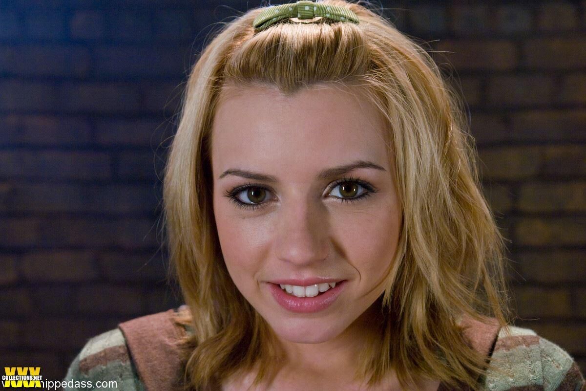 Lexi Belle verwandelte sich in Harmonys Spielzeug