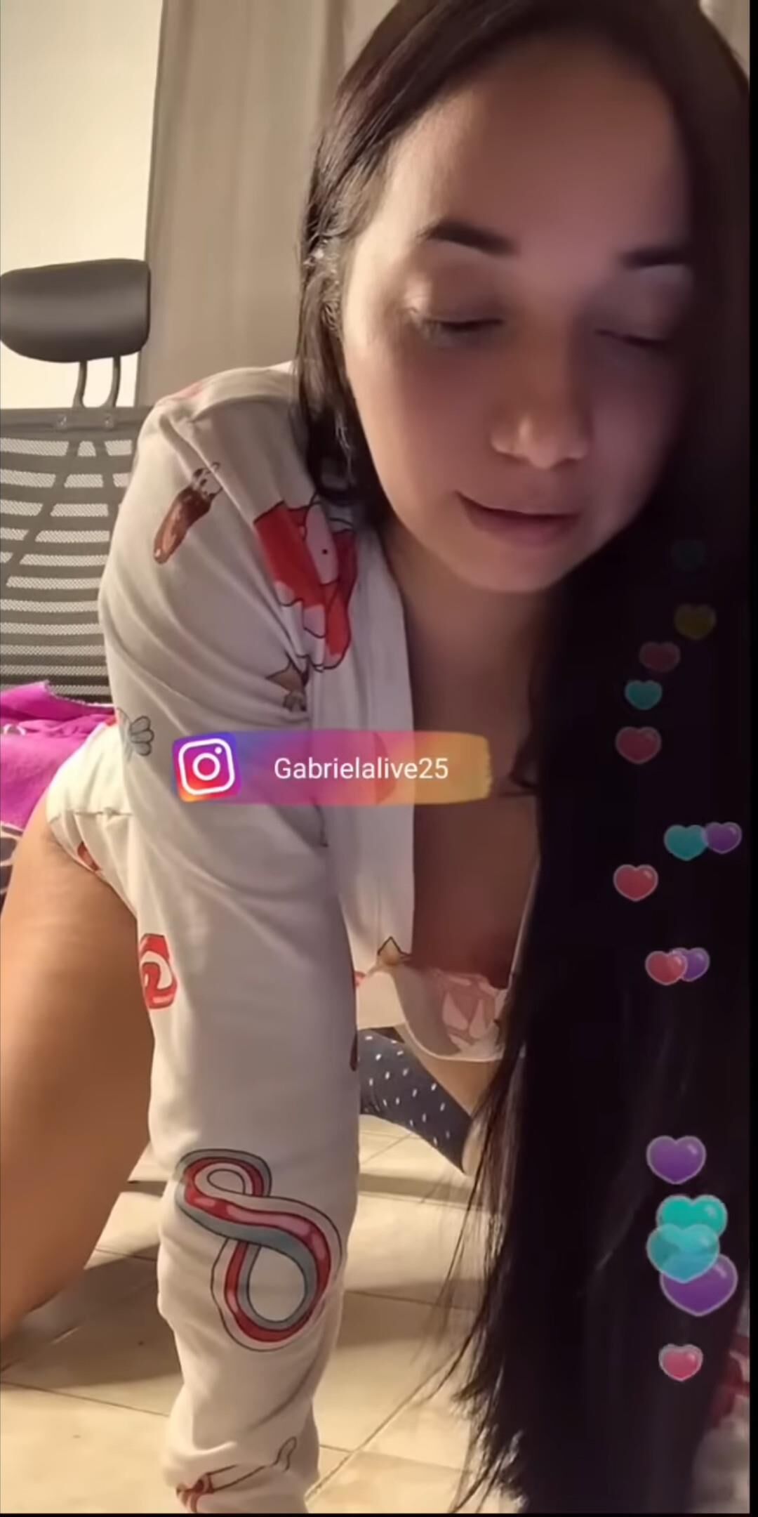 Downblouse Girl