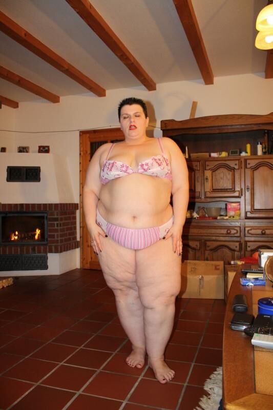 Housewife de SSBBW Fat and Pretty German en lencería