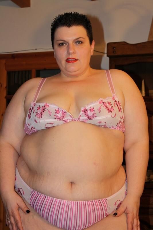 Housewife de SSBBW Fat and Pretty German en lencería