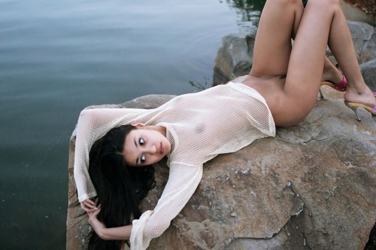 Kamilla / Lydia / Donita adolescente desnuda en la orilla