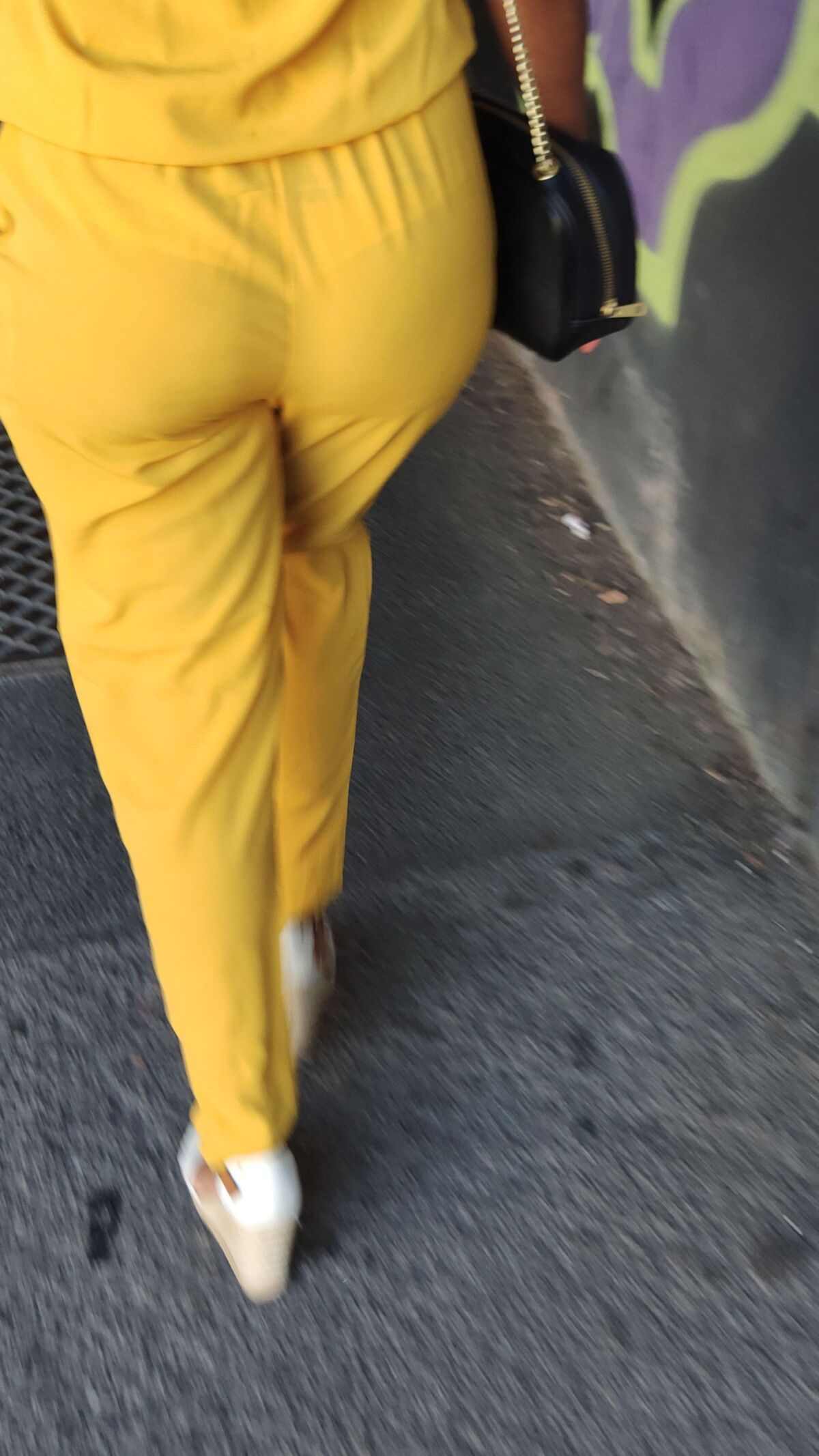Cumslut esposa en ver a través de montura pública, cadena blanca