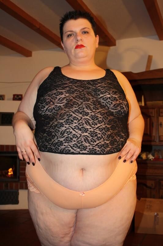 Housewife de SSBBW Fat and Pretty German en lencería