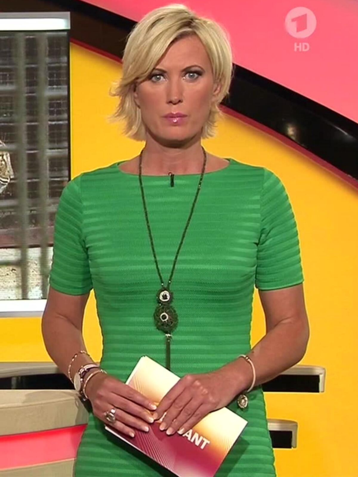 Kamilla S. Gruenem und Braunemの衣装のセクシーなブロンディーン！
