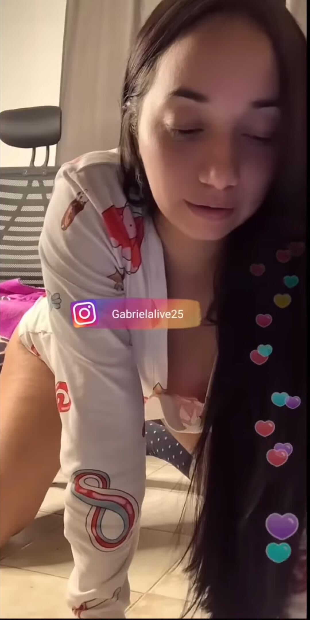 Downblouse Girl