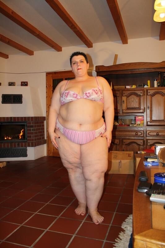 Housewife de SSBBW Fat and Pretty German en lencería