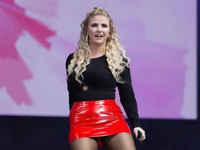 Ai Beatrice Egli dans les nylons