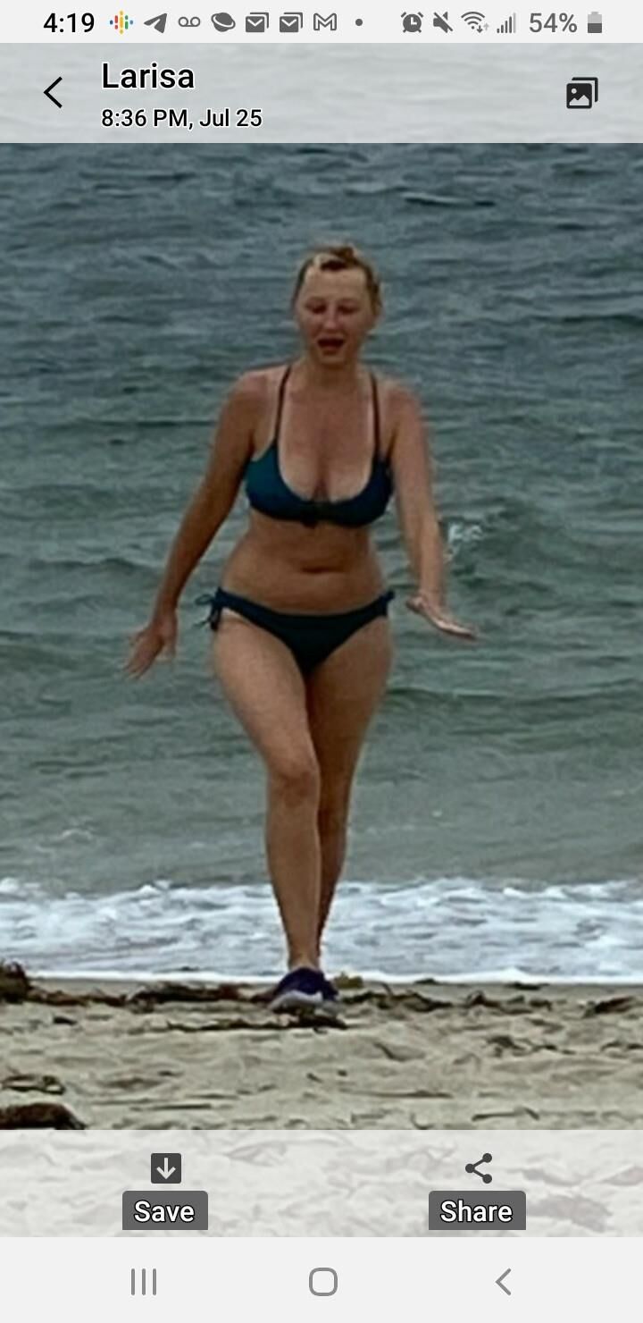 Larisa nudista irrita na floresta e mostra seus peitos
