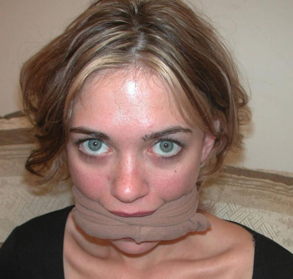Geknebelte Gesichter