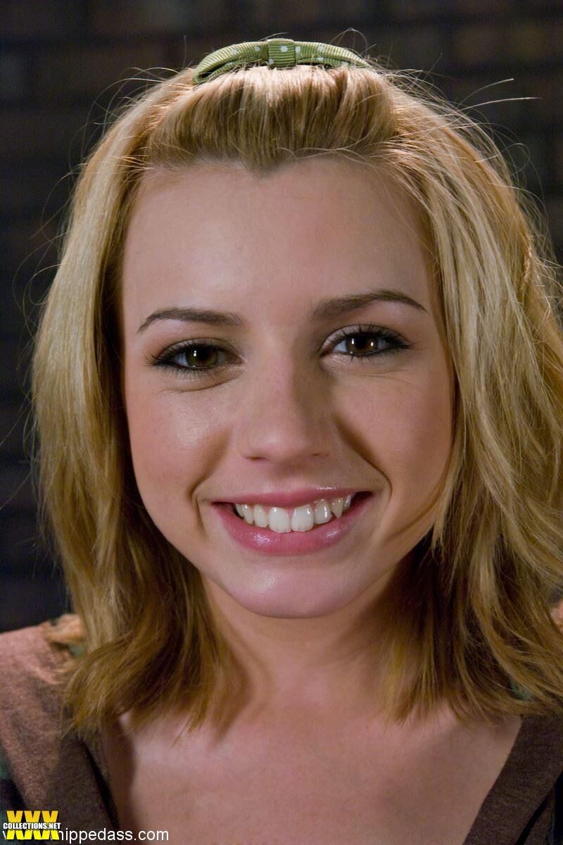 Lexi Belle verwandelte sich in Harmonys Spielzeug