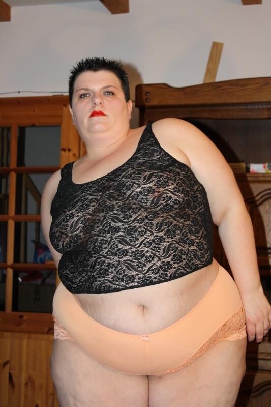 Housewife de SSBBW Fat and Pretty German en lencería