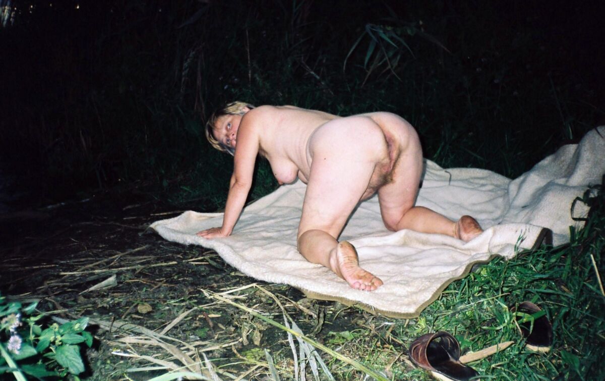 Vulgairment Crucet Cruche Crue En Cloque Mise a nue