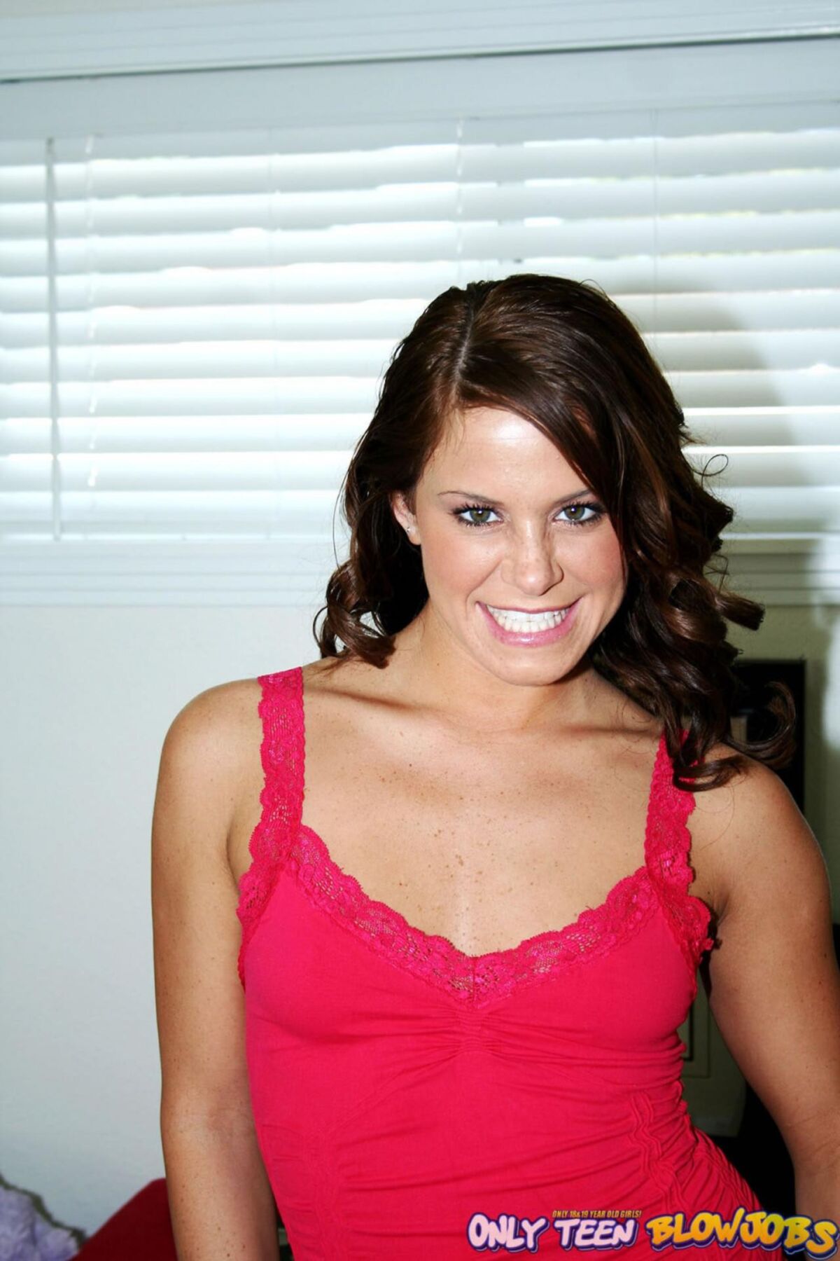 Savannah Stern parece travesso de joelhos