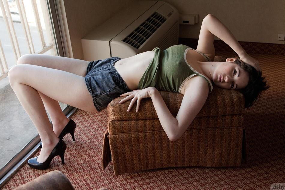 Shorts quentes sem sutiã e pokies