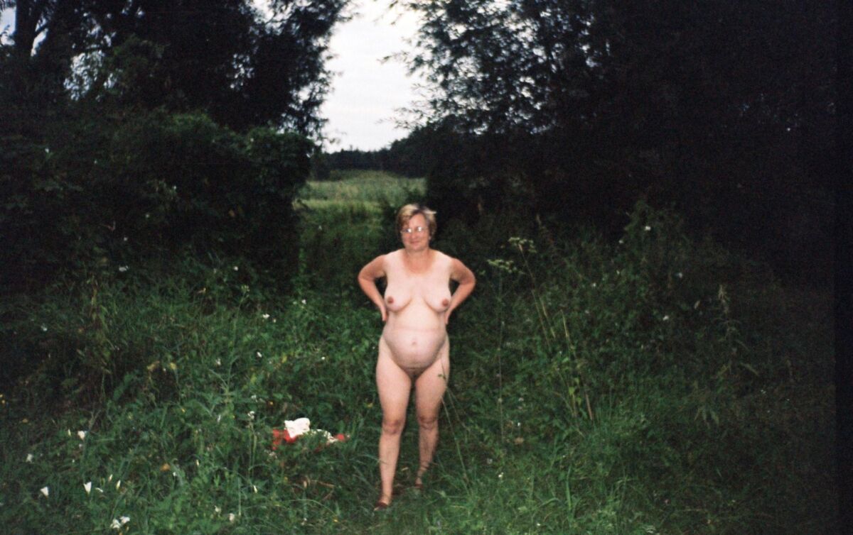 Vulgairment Crucet Cruche Crue En Cloque Mise a nue