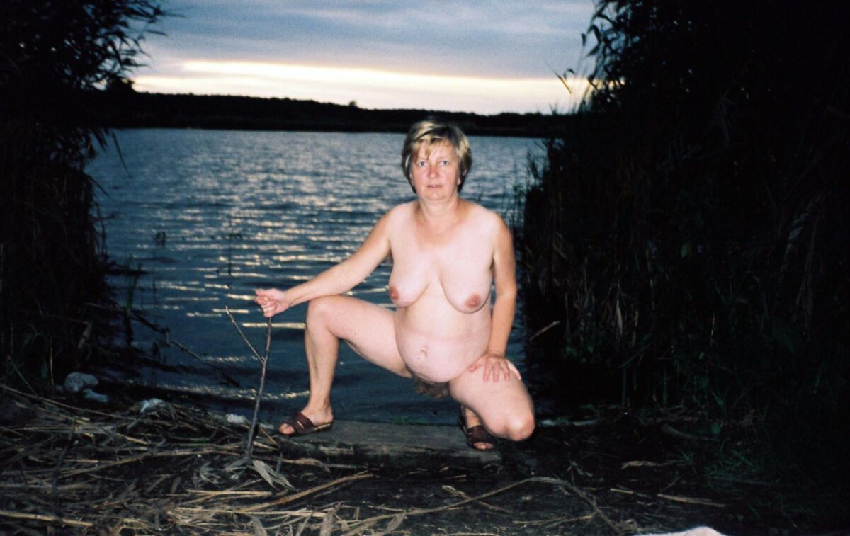 Vulgairment Crucet Cruche Crue En Cloque Mise a nue