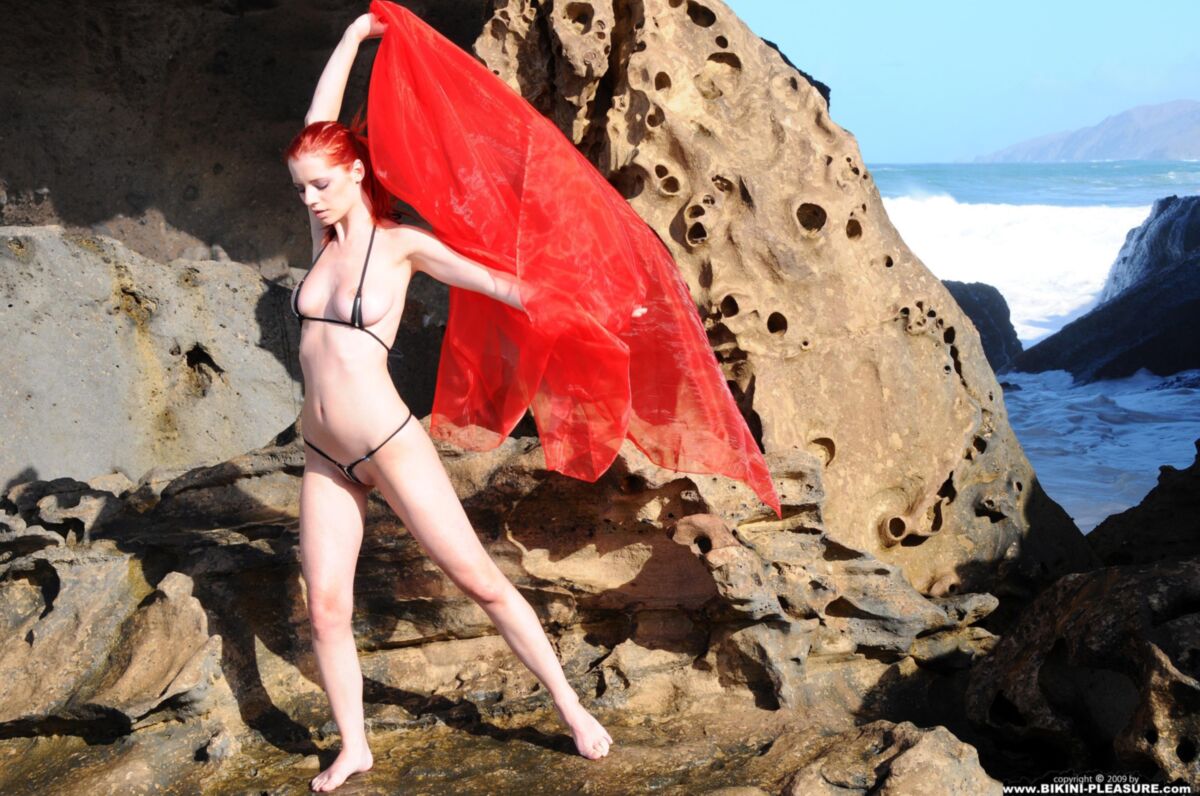 Lindas ruivas Ariel Red na rocha
