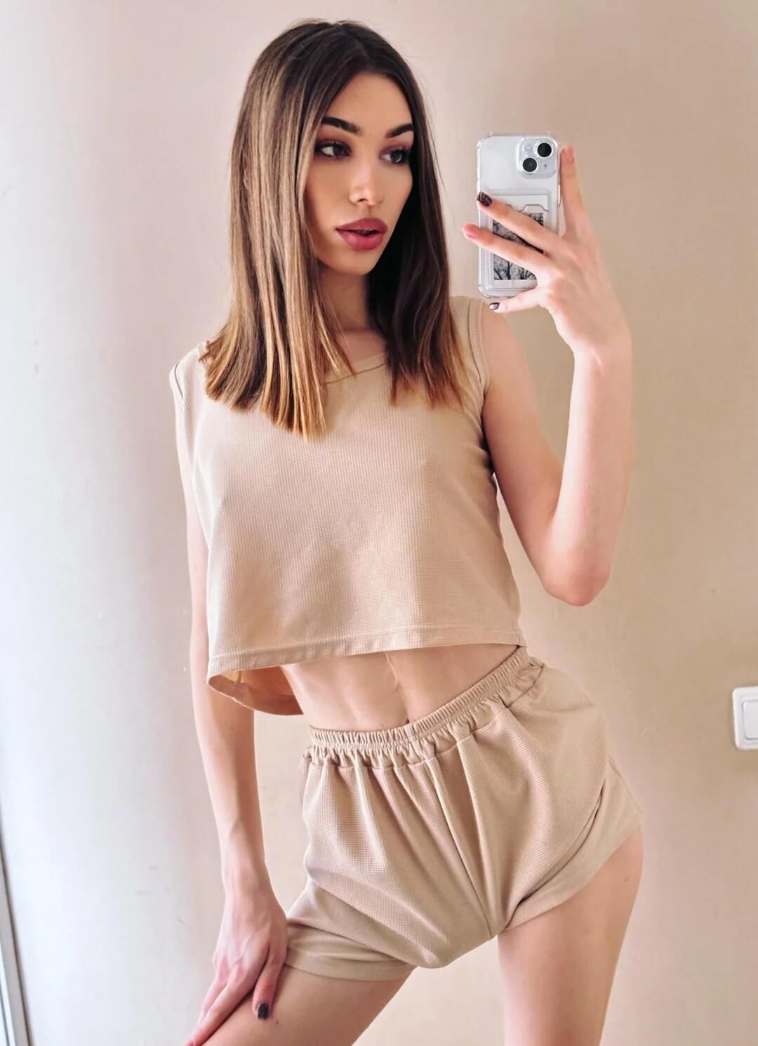 Shorts quentes sem sutiã e pokies