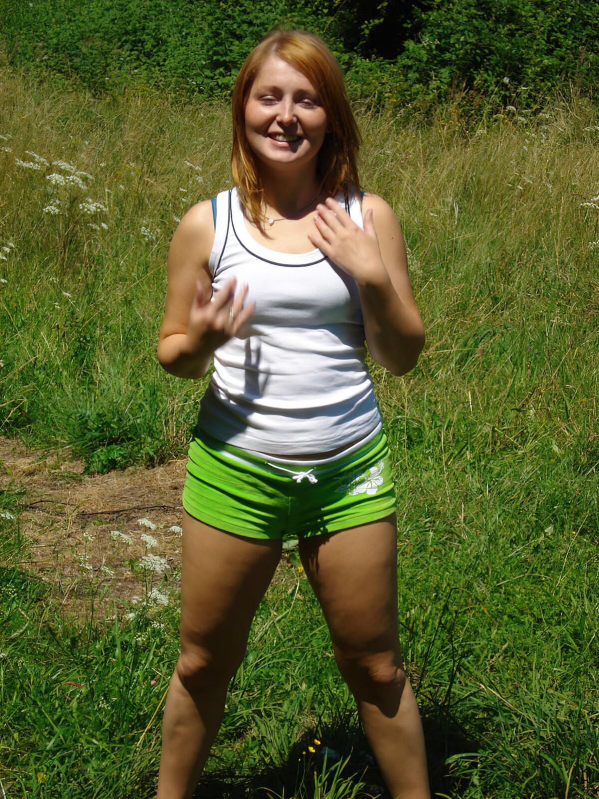 Petite betette rouquinette s'amuse em plein ar