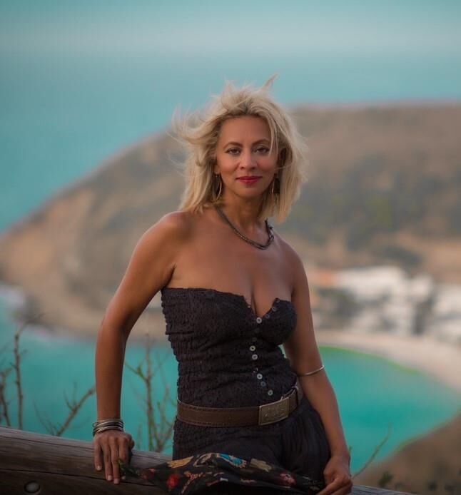 TAZ MODEL AND PHOTOGRAPHER