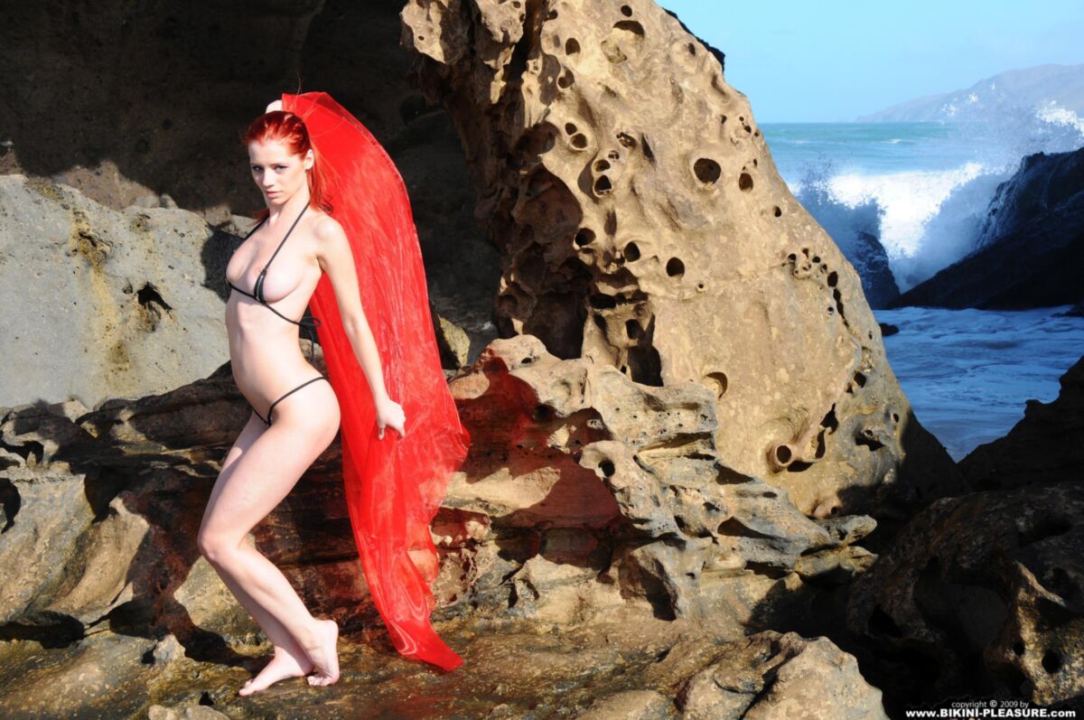 Lindas ruivas Ariel Red na rocha