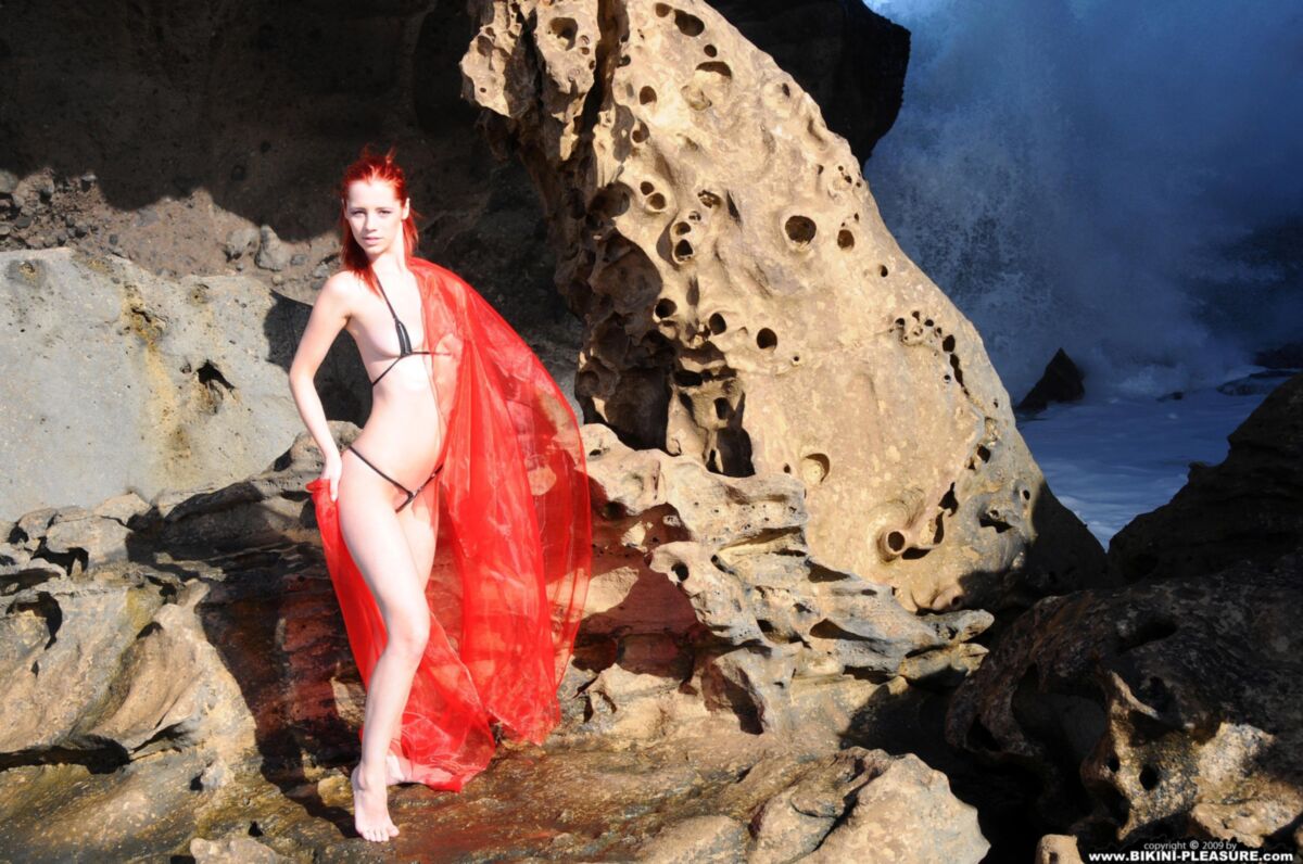 Lindas ruivas Ariel Red na rocha