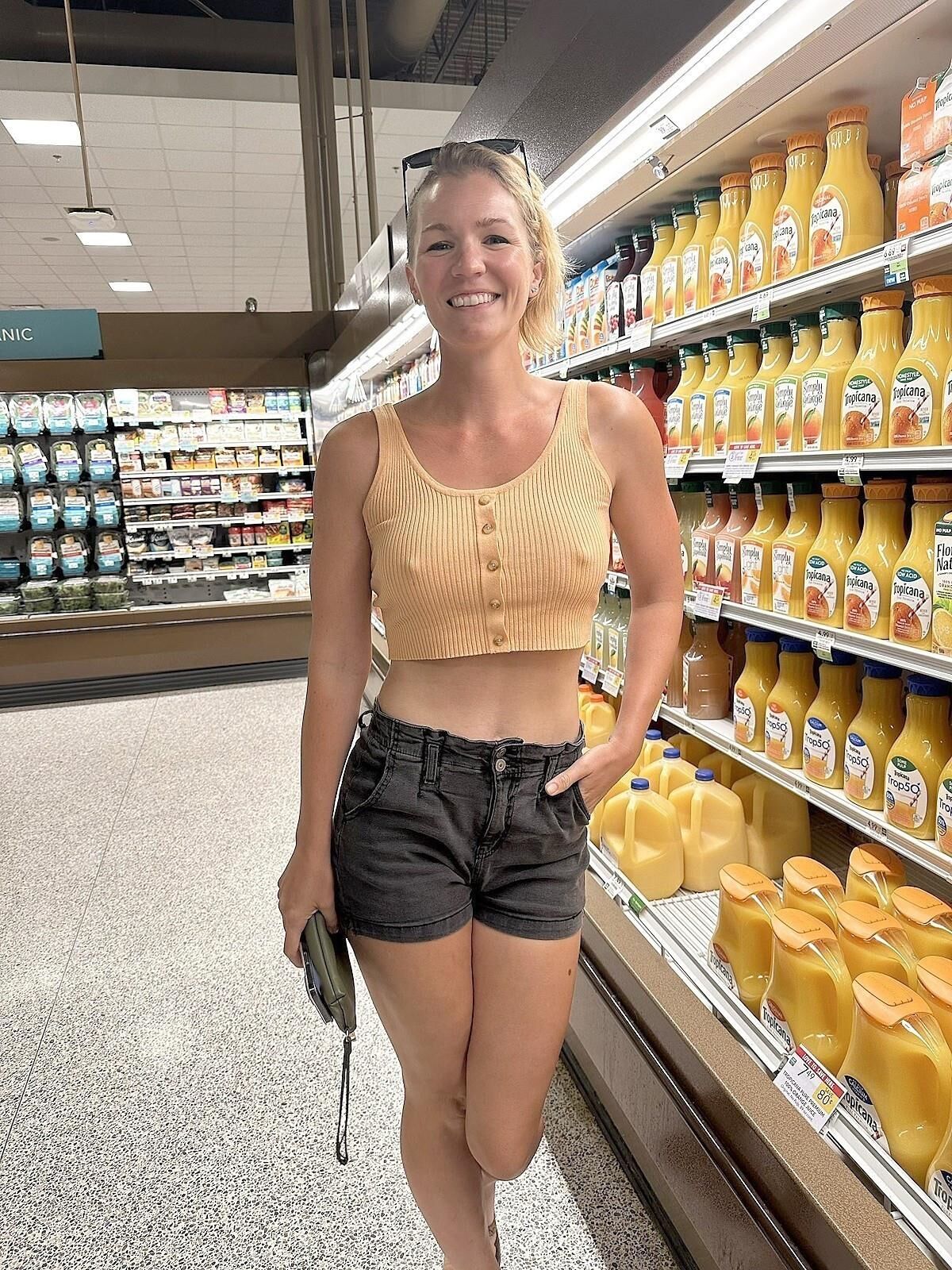 Shorts quentes sem sutiã e pokies