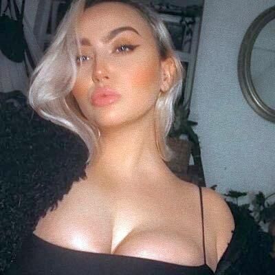 Girl Girl Girl adora mostrar seus peitos grandes e buceta