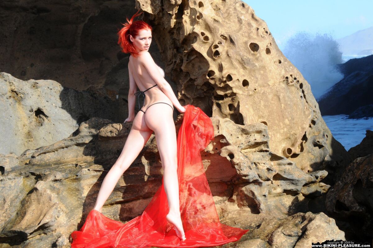 Lindas ruivas Ariel Red na rocha