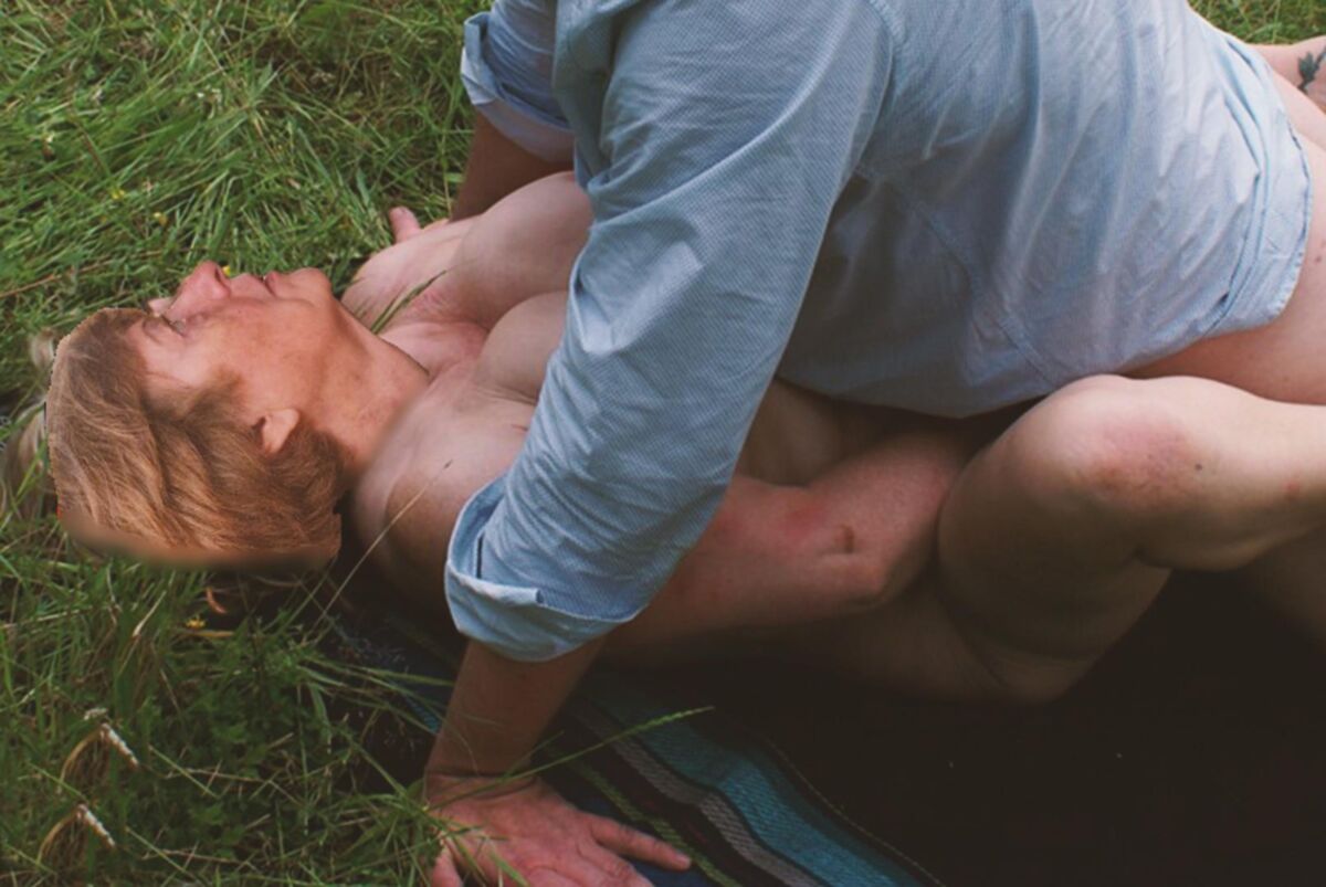 Se ha convertido en nuestro compañero de casa y ama el sexo en el jardín