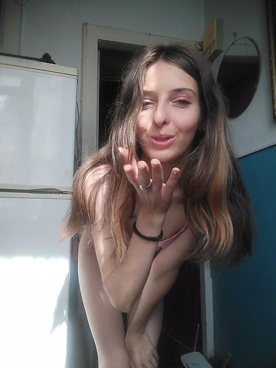 小さなおっぱいを持つロシアの少女。