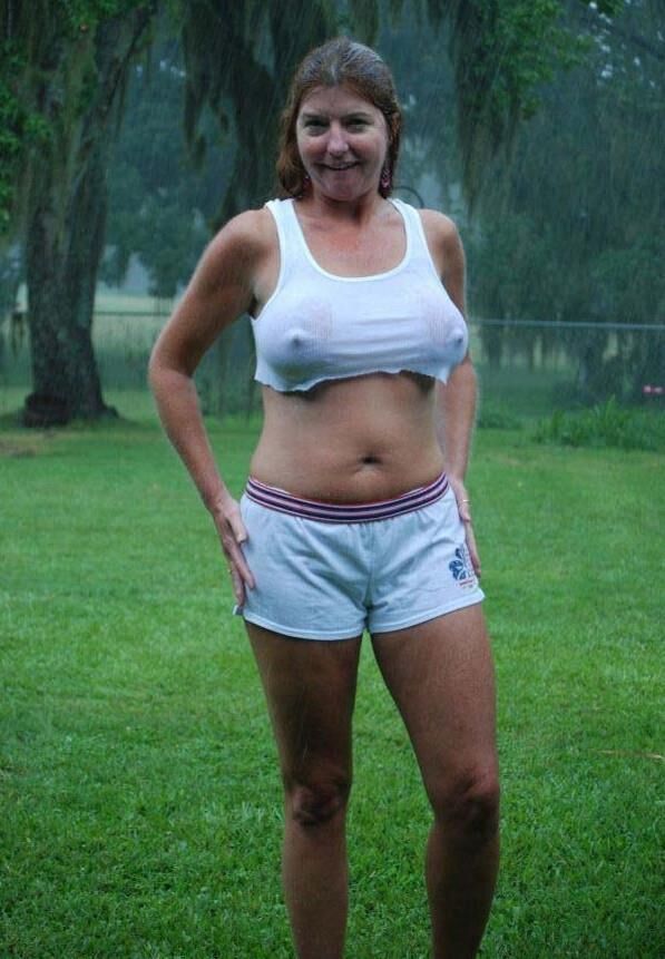 Shorts quentes sem sutiã e pokies