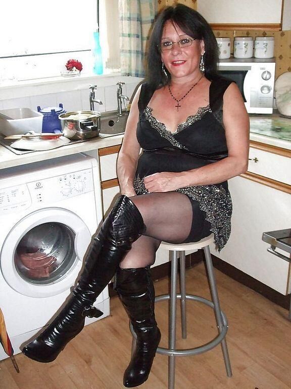 VARIOUS MATURE LADIES TO WANK OVER NN