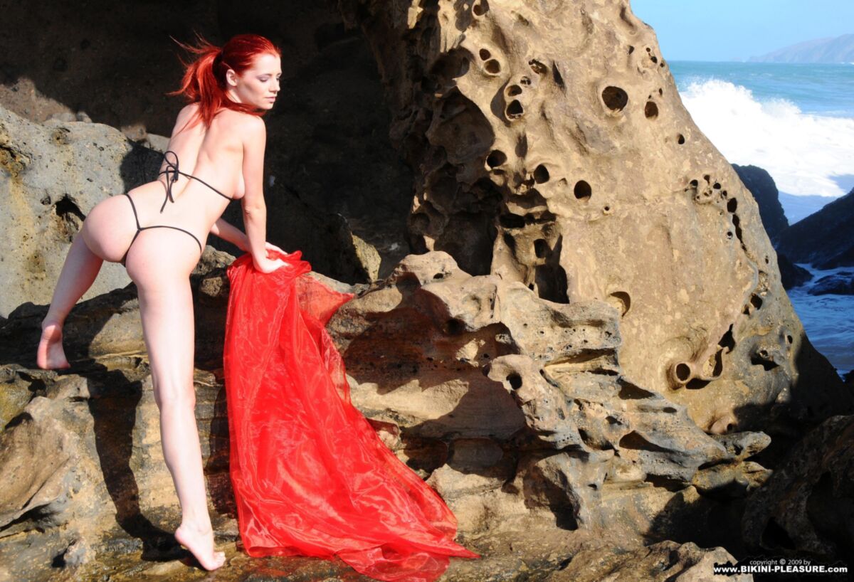 Lindas ruivas Ariel Red na rocha