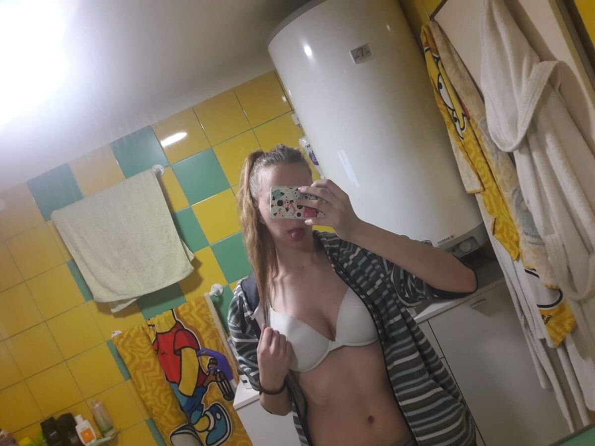 Голая сестра украла фотографии с ее телефона