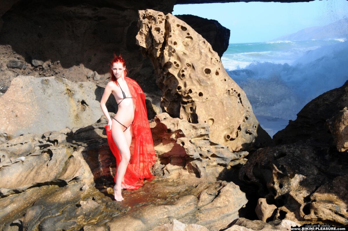 Lindas ruivas Ariel Red na rocha
