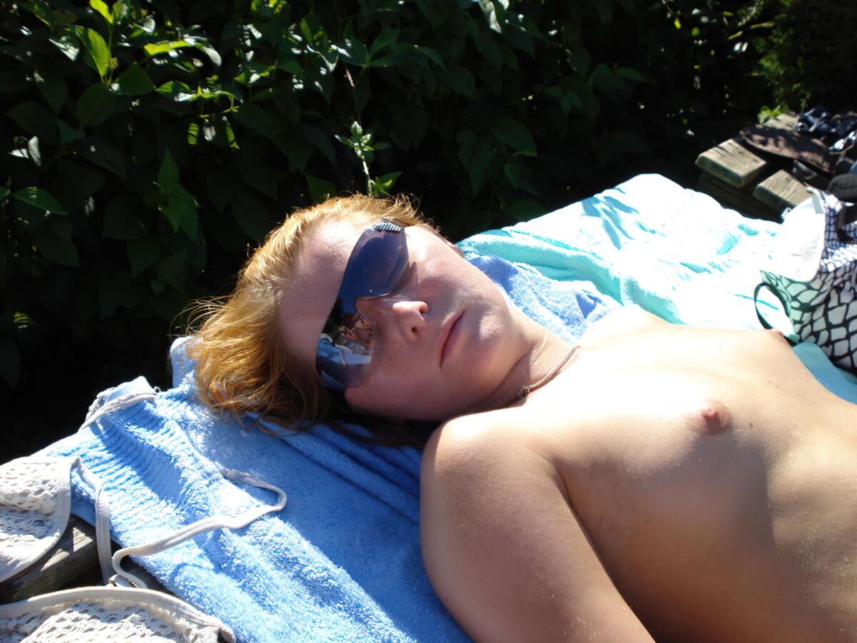 Petite betette rouquinette s'amuse em plein ar