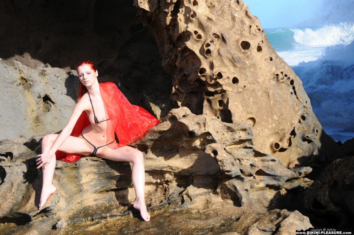 Lindas ruivas Ariel Red na rocha