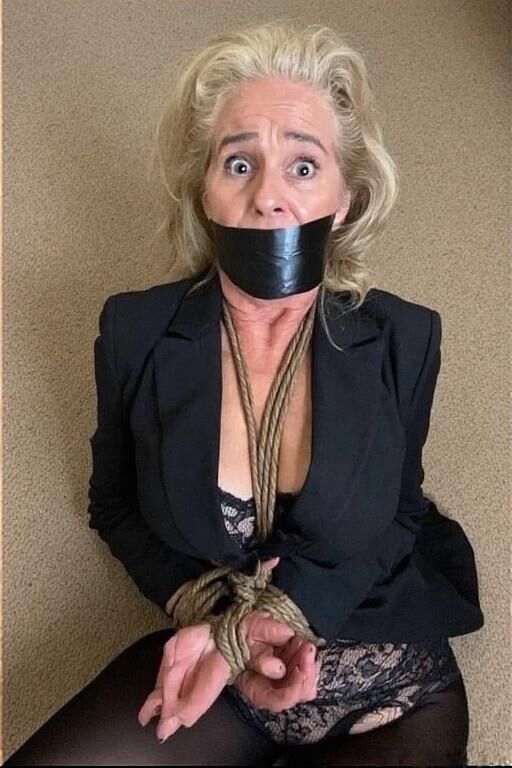 Blondinen gebunden und geknebelt