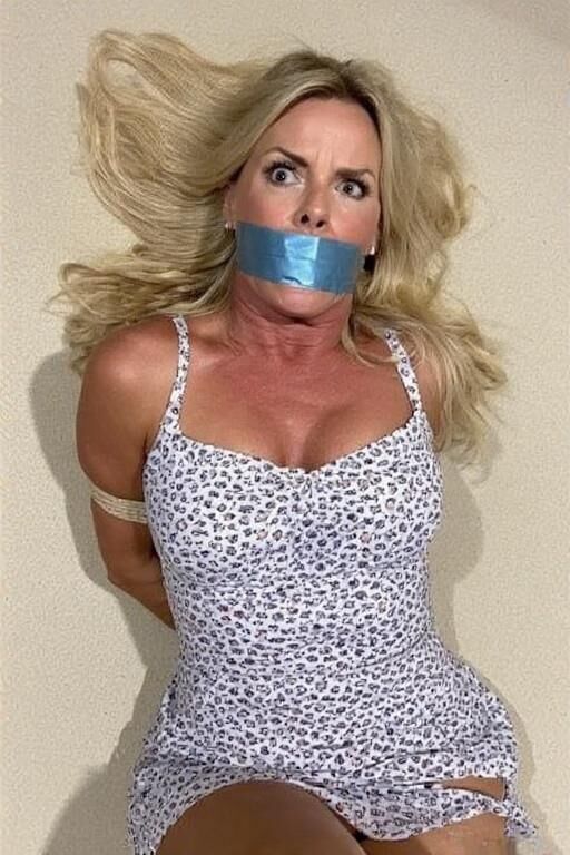 Blondinen gebunden und geknebelt