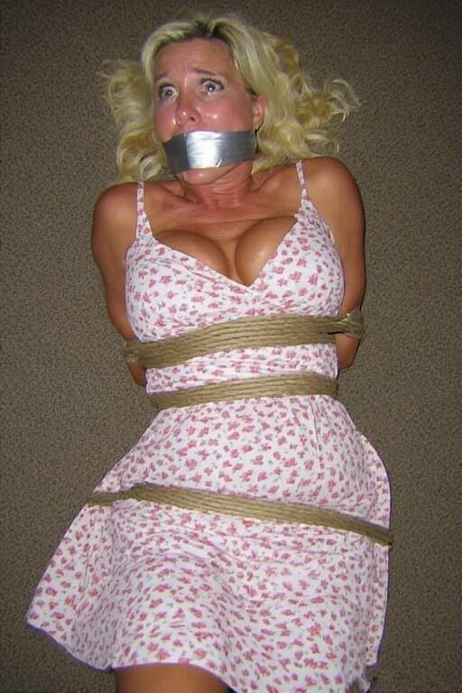 Blondinen gebunden und geknebelt