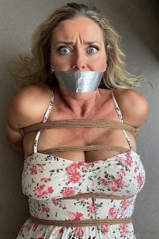 Blondinen gebunden und geknebelt
