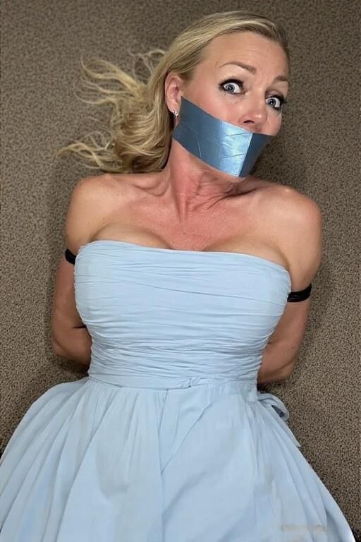 Blondinen gebunden und geknebelt