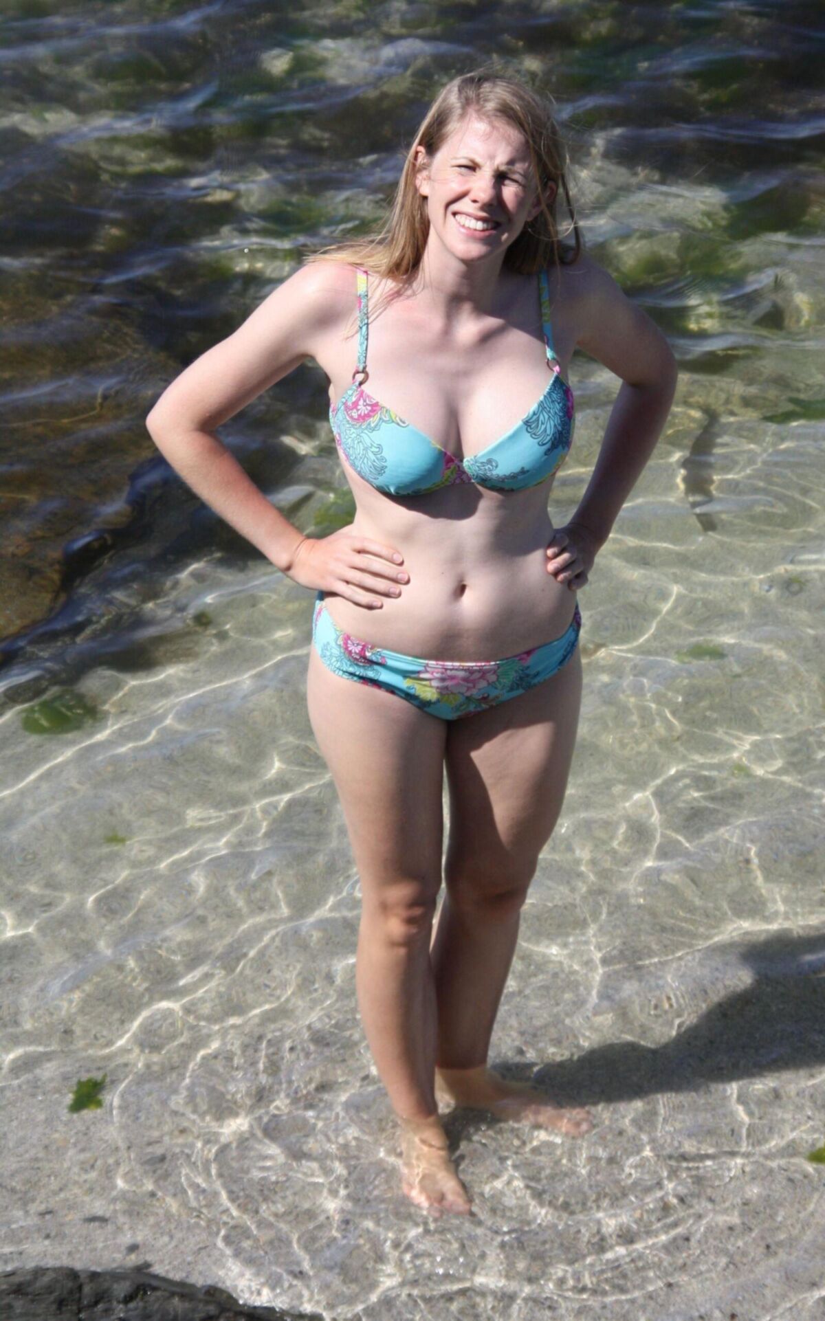 Voyeur de bikini blonde ennuyé